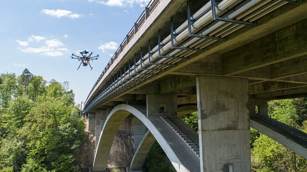 Inspektion Drohne neben Brücke