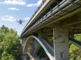 Inspektion Drohne neben Brücke